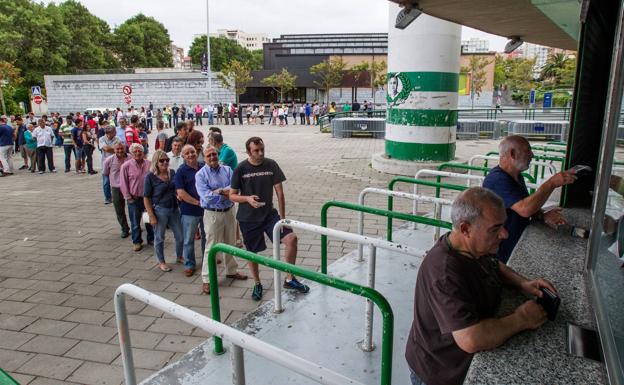 Cientos de personas guardaron cola ayer para sacar su carné del Racing en el primer día que abrían las taquillas de El Sardinero.