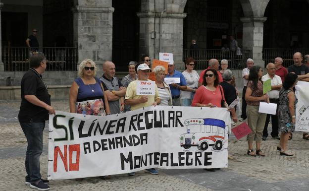 Los vecinos que participaron en la concentración mostraron varias pancartas reivindicativas
