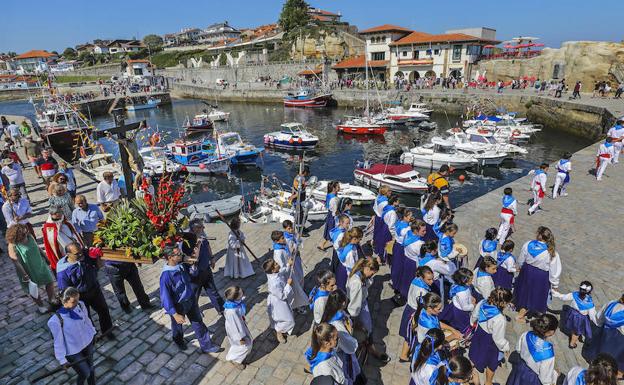 La procesión del Santo Cristo del Amparo, en el puerto de Comillas