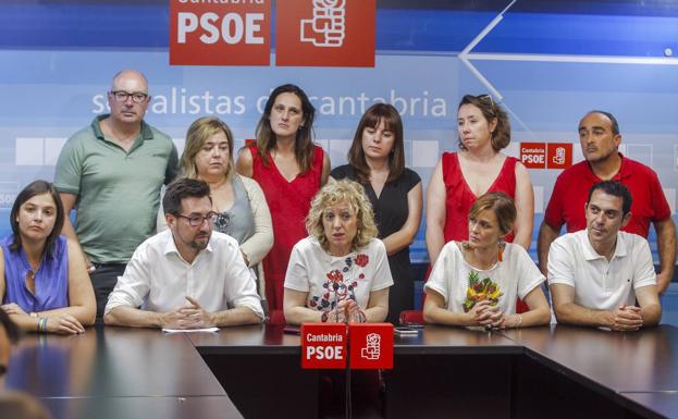 Eva Díaz Tezanos, en el centro, compareció con todo su equipo tras conocer la derrota.