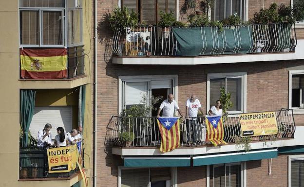 Banderas y carteles en la celebración del 11 de septiembre, la Diada, previa a los comicios de 2015./Afp