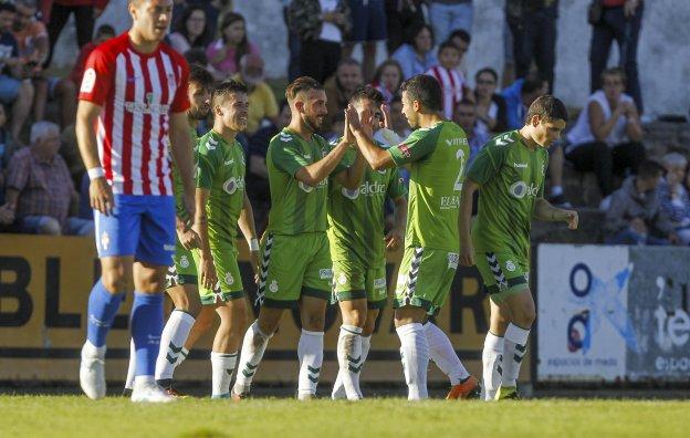 Como una piña. Los futbolistas del Racing celebran el gol maracdo por Héber ante el Sporting