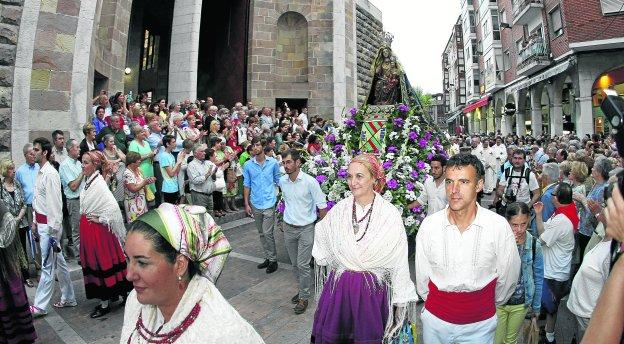 Procesión. La imagen de la Virgen Grande inicia el recorrido entre la iglesia de la Plaza Baldomero Iglesias y la de la Asunción.