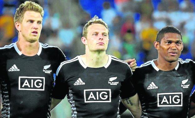 Mark Jackman, en el centro, antes de jugar un pa rtido con los All Blacks de Seven.