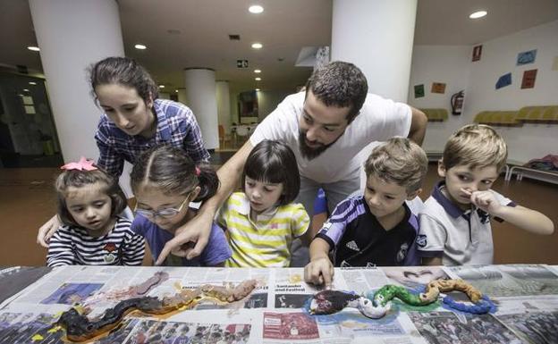 La maestra Cristina y el educador social Jorge trabajan con el grupo de niños de La Ludoteca desde el pasado día 1 de agosto.