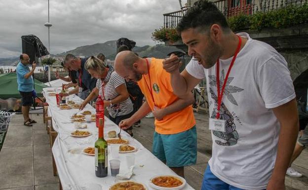 Varios miembros del jurado valoran los platos presentados al certamen de este año.
