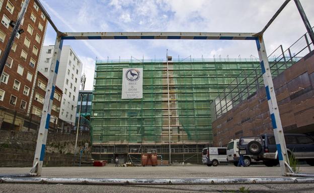 Imagen de las obras de reparación de la fachada del colegio Antonio Mendoza de Santander.