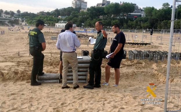 Agentes de la Guardia Civil examinan los elementos preparados para un espectáculo pirotécnico.