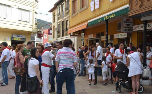 La música de la calle ameniza las fiestas en Ampuero.