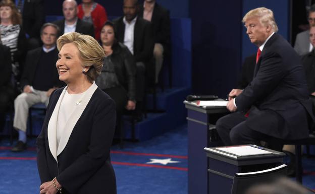 Trump, sentado detrás de Hilary Clinton durante el debate presidencial en octubre de 2016.