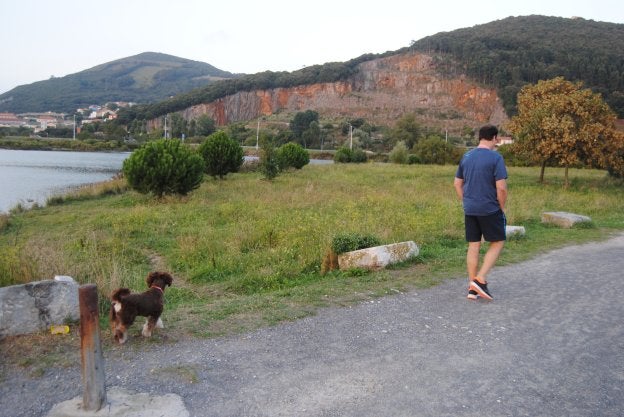 El Ayuntamiento quiere crear el espacio canino en esta parcela cerca del poligono, pero está a la espera de la autorización.