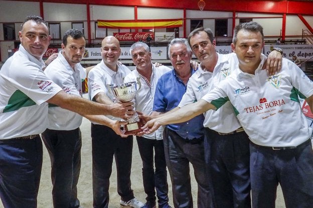 De izquierda a derecha Lavid, Iturbe, Salmón, Pepe Borbolla, José Borbolla, De Juana y González, con la Copa FEB