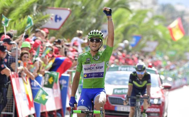 Matteo Trentin celebra la victoria en Alhama de Murcia.