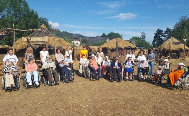 Visita guiada a residentes, familiares y personal de la Residencia de Mayores junto a la alcaldesa de Los Corrales, Josefina González.