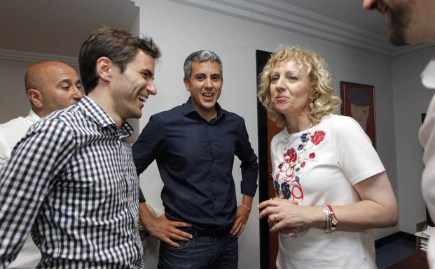 Zuloaga, en el centro, junto a Eva Díaz Tezanos el día de su victoria en el congreso