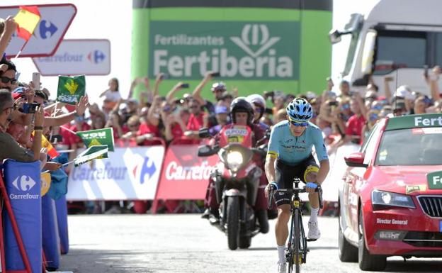 Miguel Ángel López entra en la meta y gana la etapa.