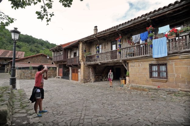 Bárcena Mayor es uno de los destinos preferidos por los turistas que se acercan al interior de Cantabria.