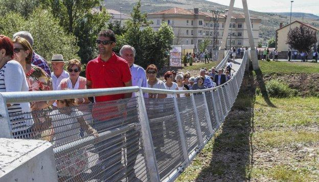 Los vecinos pudieron cruzar ayer el Híjar utilizando la nueva pasarela peatonal.