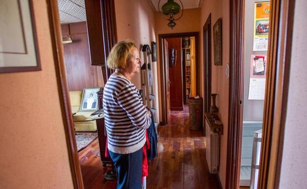 Mar López recupera su vida en el centro de la ciudad. Ayer estaba feliz por volver a tomar posesión de su piso, en el 5º del edificio siniestrado.