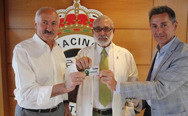 Tuto Sañudo (izq.) y Víctor Alonso (der.), junto a Mauricio Gómez.