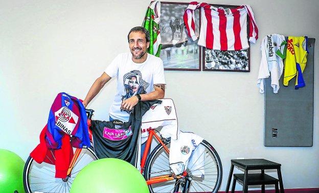 César Caneda posa con camisetas de los equipos en los que ha jugado.