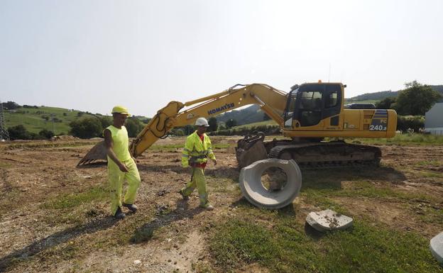 Las obras se ejecutan en la zona del polígono más próxima al pueblo de La Montaña