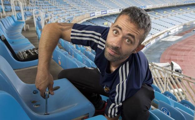 Rubén coloca los aseintos de Anoeta.