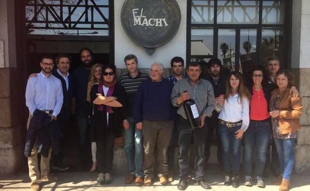 Integrantes de la cooperativa, acompañados de los técnicos.