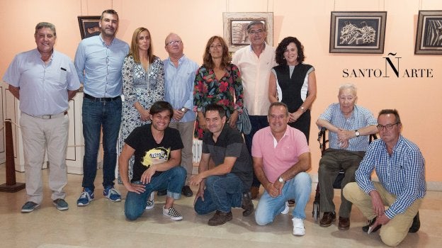 Los artistas que participan en la exposición junto a las autoridades locales durante la inauguración de la muestra.