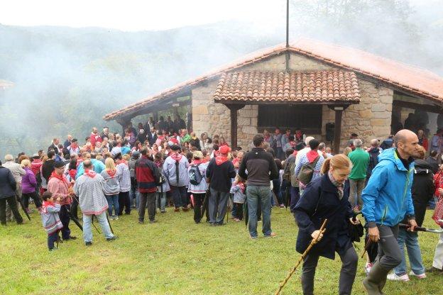 Los romeros, en plena celebración, se concentran en torno a la ermita de San Cipriano.