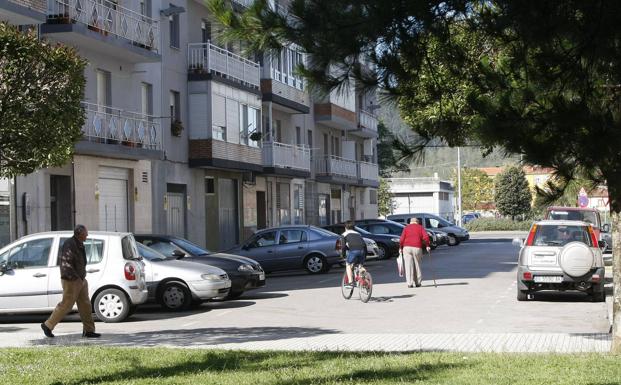 Los vecinos de Nueva Ciudad, en Torrelavega, sufrieron los desperfectos en sus vehículos.