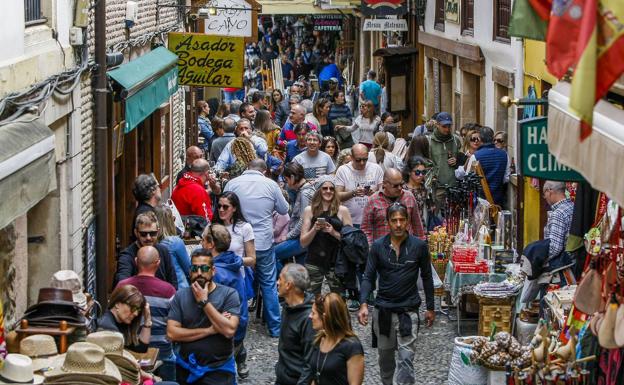 Turistas en el puente del Primero de Mayo, en Potes.