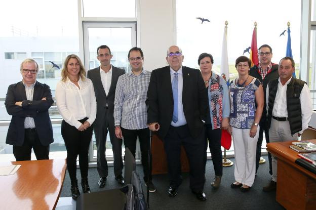 Representantes de la Consejería y de seis de las ocho empresas premiadas, con el consejero Jesús Oria. :/DM .
