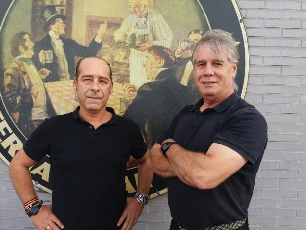 Al frente del negocio. Manuel García y Manuel García, en la puerta de la taberna. :: /