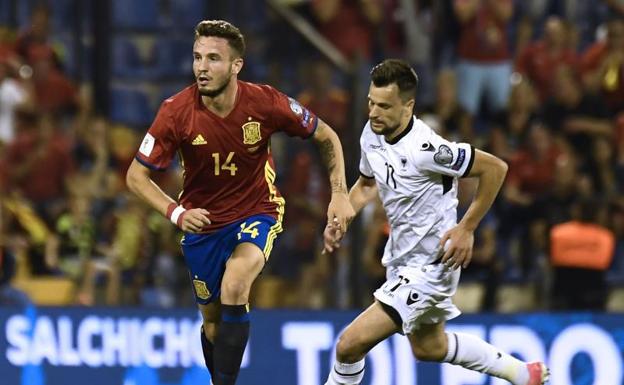 Saúl, en una acción ante Albania. /José Jordan (Afp)