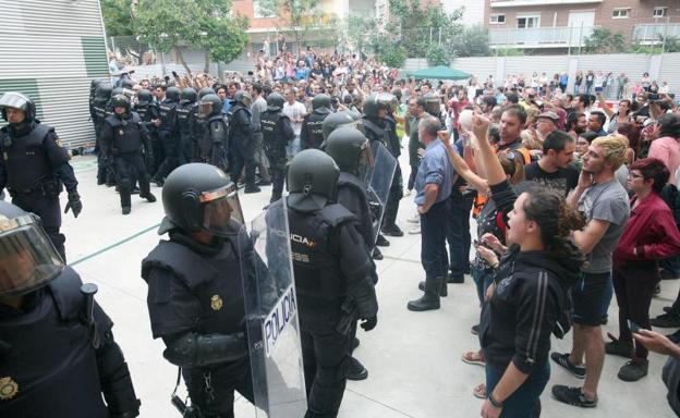 Policías paran a los manifestantes el 1-O./Efe