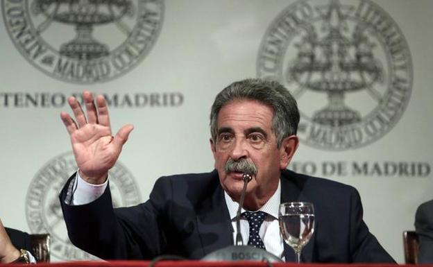 Miguel Ángel Revilla durante su intervención en el Ateneo Madrid, en la tarde de ayer. /EFE