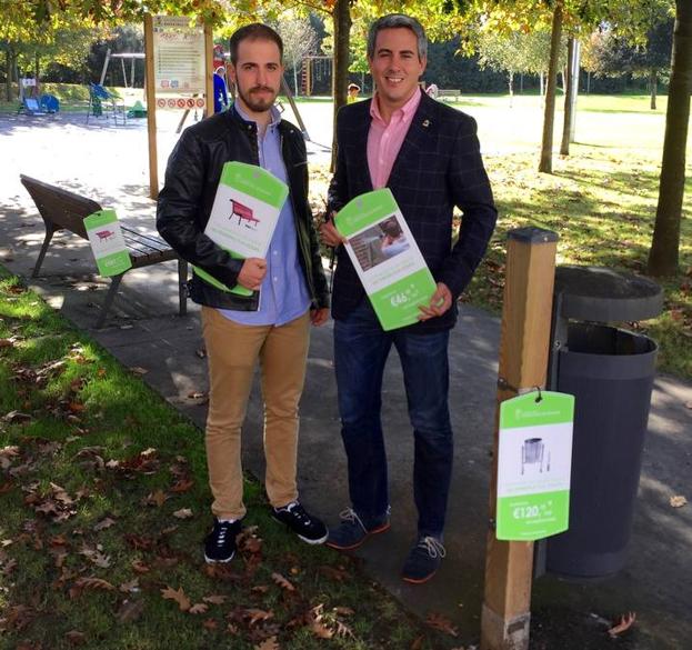 Bezana pone etiquetas a su mobiliario urbano