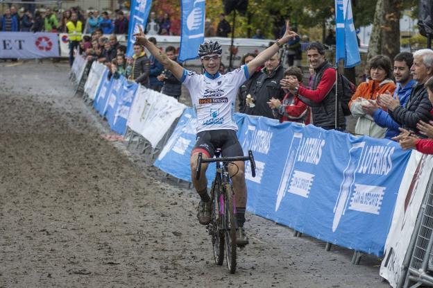 Gonzalo Inguanzo celebra su tercera victoria en la Copa de España este fin de semana en Elorrio. /Alfonso Blanco