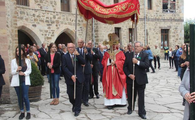 Cofrades de la Santísima Cruz, durante la procesión de las fiestas de la Cruz en septiembre./Pedro Álvarez