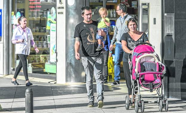 Primer puesto: 29.441 euros de renta bruta media anual de los residentes en Bezana, En la imagen, varios vecinos pasean por el casco urbano de la localidad, la 'más rica' de Cantabria. :/Roberto Ruiz