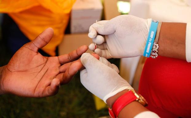 Muestra de sangre para una prueba del sida. /Daniel Irungu (Efe)