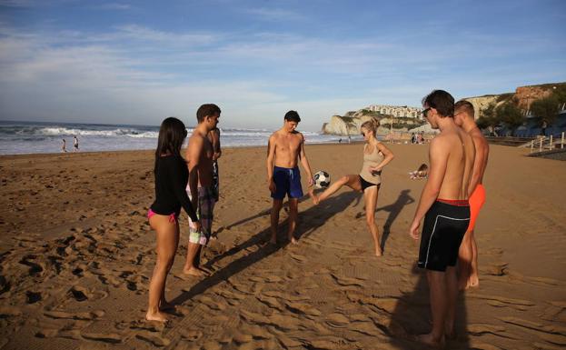 Estudiantes de erasmus en la Universidad de Deusto, disfrutan de un día en la playa. /Luis Ángel Gómez