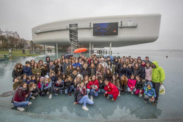 Los chicos y chicas del Centro Juvenil Sotojoven, de Soto del Real (Madrid) inmortalizan su visita al Centro Botín./Celedonio Martínez