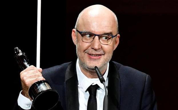 El director Juanjo Giménez recibe el premio al mejor cortometraje de la Academia del Cine Europeo por 'Timecode'./Tobias Schwarz (Reuters)