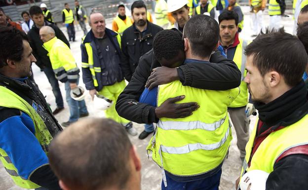 Imagen de archivo en la que el hermano del trabajador senegalés fallecido se abraza a uno de los compañeros del fallecido./P. Puente