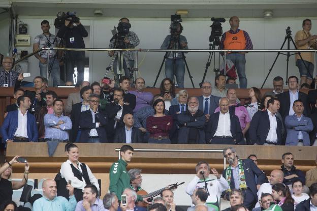 Víctor Diego y Manolo Higuera, junto a la alcaldesa, Gema Igual, y el concejal de Deporte, Juan Domínguez, en el palco. / CELEDONIO