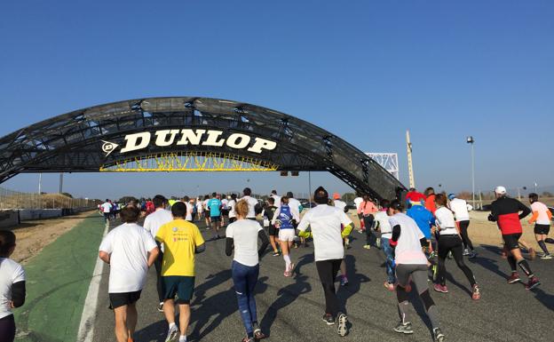 Los participantes de la carrera a través del Jarama./
