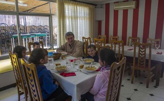 Ramón Cuesta es maestro en Herrerías y cada día, este profesor lleva a comer a sus ocho alumnos a un restaurante del pueblo. /Fotos: Alberto Aja / Sane / J. Luis Sardina