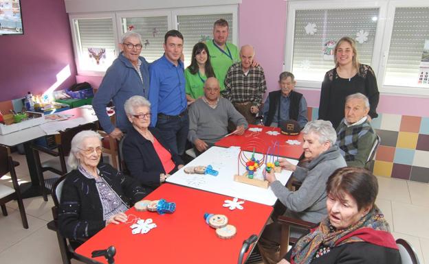 Fernando Franco veterinario y alcalde de Valdeolea, en la residencia de ancianos, una de las contadas instalaciones abiertas en Mataporquera en los últimos años.